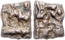 INDIEN, MAURYA-REICH, Dasaratha, 224-216 v.Chr., AE 1/4 Vimsatika zu 25 Rattis o.J. Elefant l., davor Standarte, darüber Svastika und Tamga. Rs.Berg a...