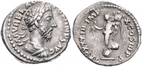 RÖMISCHES REICH, Marcus Aurelius, 161-180, AR Denar TRP XXXIII IMP X =179, Rom. Belorb. und drap. Büste r., M AVREL ANTONINVS AVG. Rs.Victoria auf Glo...