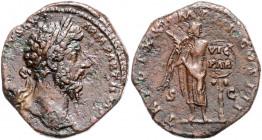 RÖMISCHES REICH, Marcus Aurelius, 161-180, AE Sesterz TR POT XX= 166/67, Rom. Belorb. Büste r. Rs.Victoria steht r. und setzt Schild auf Palme, zwisch...