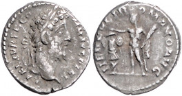 RÖMISCHES REICH, Commodus, 177-192, AR Denar (191-192), Rom. Belorb. Büste r., L AEL AVREL COMM AVG P FEL. Rs.Herkules l. Tropaeum bekränzend, hält Ke...