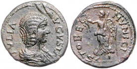 RÖMISCHES REICH, Julia Domna, Gemahlin des Septimius Severus, +218, AE 22, Makedonien, Stadt Stobi. Drap. Büste r., IVLIA AVGVSTA. Rs.Nike l. schreite...