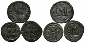 BYZANTINISCHES REICH, Anastasius I., 491-518, AE Follis CONA, Büste mit Diadem r. Rs.M zw. Sternen, oben Kreuz. 16,11g. DAZU:Justin II., AE Follis Jah...