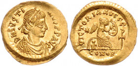 BYZANTINISCHES REICH, Justin I., 518-527, AV Semissis CONOB =Konstantinopel. Gepanzerte und diad. Büste r. Rs.Victoria auf einem Schild sitzend schrei...