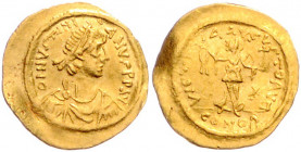 BYZANTINISCHES REICH, Justinian I., 527-565, AV Tremissis CONOB =Konstantinopel. Diad. Büste r. Rs.Victoria mit Kranz und Kreuzglobus voran schreitend...