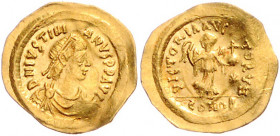 BYZANTINISCHES REICH, Justinian I., 527-565, AV Tremissis CONOB =Konstantinopel. Diad. Büste r. Rs.Victoria mit Kranz und Kreuzglobus voran schreitend...