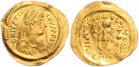 BYZANTINISCHES REICH, Justinian I., 527-565, AV Tremissis CONOB =Konstantinopel. Diad. Büste r. Rs.Victoria mit Kranz und Kreuzglobus voran schreitend...