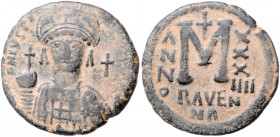 BYZANTINISCHES REICH, Justinian I., 527-565, AE Follis Jahr 34 =560/1, Ravenna. Behelm. Büste v.vorn. Rs.M zwischen ANNO und Jahr. 11,27g. Justinian I...