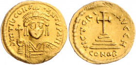 BYZANTINISCHES REICH, Tiberius II. Constantinus, 578-582, AV Solidus CONOB =Konstantinopel, Off.H. Behelmte Büste mit Schild und Kreuzglobus v.vorn. R...