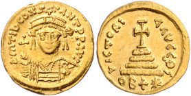BYZANTINISCHES REICH, Tiberius II. Constantinus, 578-582, Leichtgewichtiger AV Solidus zu 22 Siliquae OB+*, Konstantinopel, Off.ThS. Behelmte Büste mi...
