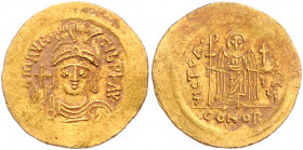 BYZANTINISCHES REICH, Mauricius Tiberius, 582-602, AV Solidus CONOB =Konstantinopel, Officin ?. Behelmte Büste v.vorn mit Kreuz auf Globus und Schild....
