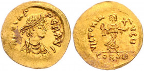 BYZANTINISCHES REICH, Phocas, 602-610, AV Semissis CONOB =Konstantinopel. Gepanzerte und diad. Büste r. Rs.Victoria mit Kranz und Kreuzglobus r. schre...
