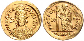 OSTGOTEN, Theoderich der Große, 493-526, AV Solidus (493-518), Ravenna. Gepanzerte und behelmte Büste des Anastasius I. Rs.Victoria l. mit Gemmenkreuz...