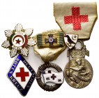 MEDIZIN, Einseit. email. Abzeichen "Deutsches Rotes Kreuz". DAZU:Gleiches Miniaturkreuz auf Spange XXV; FRANKREICH. Medaille Soziété 1864-1866 am Band...