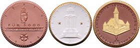PORZELLAN, LEISNIG, Porzellan-Spendenmed. 1922 a.d. Ehrenmal der 179er. Mit Aufl. unter 200 Stk. DAZU:LEUCHTENBURG, Porzellan-Spendenmed. o.J.(1922) a...