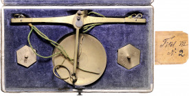 WAAGEN UND GEWICHTE, Münz-Waage o.J.(nach 1872) ohne Hersteller mit den Gewichten zu 10 und 20 Goldmark, Waagebalken und Schalen im braunen papierbezo...