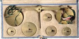 WAAGEN UND GEWICHTE, Münz-Waage (ca.1810) ohne Hersteller mit Waagbalken, Waagschalen und Gewichten zu 1/2 Louis-d'or (2x), 1 und 2 Louis-d'or, 1 Duka...