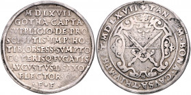 SACHSEN, August, 1553-1586, Taler 1567 HB, Dresden. Auf die Einnahme von Gotha. 9 Zeilen Schrift. Rs.Verziertes Kurwappen. 28,68g.
kl.Hsp., ss
Dav.9...