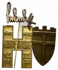 DRITTES REICH, 1933-1945, Eins. Tannenberg-Abzeichen. Burg über Wappen. 44x26mm. DAZU: gleiches "wählt Hindenburg 13.III.1932". 46x33mm; Schriftzug 35...