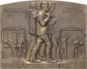 Ausbeute, Bergbau, Hüttenwesen
 Einseitige Bronzeplakette 1912 (Hans Schäfer) Auf den Allgemeinen Bergmannstag in Wien. Gruppe von 3 Bergleuten mit g...
