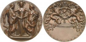 Ausstellungen
Brüssel Bronzemedaille 1897 (J. Lagae/Wolfers) Preismedaille. Arbeiterfigur mit Hammer, am Amboß stehend, reicht einer weiblichen Figur...