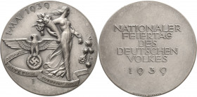 Drittes Reich
 Weißmetallmedaille 1939 (R. Klein/Deschler, München) 1. Mai - Nationaler Feiertag des Deutschen Volkes. Frauengestalt mit Füllhorn neb...