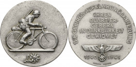Drittes Reich
 Zinkmedaille 1941 (B.H. Mayer) Gebirgs-Aufklärungsabteilung, gewidmet den Quartiergebern. Soldat mit Gewehr auf Fahrrad nach rechts, d...