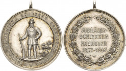 Schützenmedaillen
Hannover Silbermedaille 1897 (G. Rannenberg) Jubiläumsschießen der uniformierten Schützengesellschaft. Stehender Schütze von vorn m...