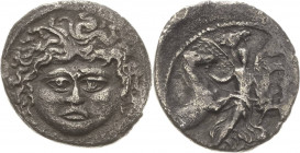Römische Republik
L. Plautius Plancus 47 v. Chr Denar Kopf der Medusa / Fliegende Aurora, zwischen vier nach rechts gestaffelten Pferden Crw. 453/1 c...