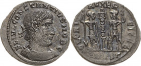 Kaiserzeit
Constantius II. Caesar 324-337 Follis 330/335, Thessaloniki Brustbild mit Lorbeerkranz nach rechts, FL IVL CONSTANTIVS NOB C / Zwei Soldat...