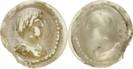 Römischer Raum Glastessera. Weibliches Brustbild im Perlenkreis nach rechts. 24,4 mm, 4,68 g Selten. Reste von weißem Überzug, kl. Ausbruchsstelle, vo...