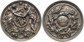 München
 Versilberte Bronzehohlgussmedaille 1876 (Wagmüller) Auf die Kunstgewerbeausstellung. Weibliche und männliche Figuren reichen sich über Werkz...