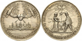 Schlesien-Städte
Breslau Silbermedaille o.J. (J. Buchheim) Auf die Liebe und die Ehe. Zwei aus Wolken kommende Arme halten ein Herz mit Zweigen über ...