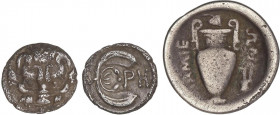 GREEK COINS
Litra. 415-387 a.C. RHEGION. Anv.: Cabeza de león de frente. Rev.: PH entre dos ramas de olivo. 0,7 grs. AR. (Leves oxidaciones). Se-503....