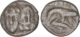GREEK COINS
Estátera. 400-350 a.C. ISTROS. TRACIA. Anv.: Dos cabezas masculinas de frente, una derecha y otra invertida. Rev.: Águila a izquierda ata...