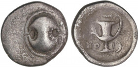 GREEK COINS
Hemidracma. 395-340 BC. BEOCIA. Anv.: Escudo Beocio. Rev.: Ánfora, encima maza, debajo (letras). 2,39 grs. AR. Ex Roma Numismatics. Julio...