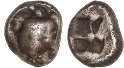 GREEK COINS
Óbolo. 480-456 a.C. EGINA. Anv.: Tortuga. Rev.: Cuadrado incuso, dividido en cinco partes por líneas rectas. 0,99 grs. AR. Se-2597. MBC-/...