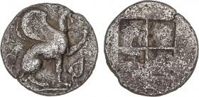 GREEK COINS
Trihemióbolo. 550 a.C. TEOS. JONIA. Anv.: Grifo sentado a derecha. Rev.: Cuadrado incuso. 1,25 grs. AR. (Oxidaciones limpiadas). Se-3511....