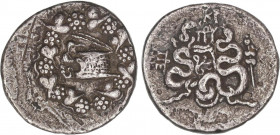 GREEK COINS
Tetradracma Cistóforo. 133 a.C. PÉRGAMO. Anv.: Cista mística dentro de corona de hiedra. Rev.: Arco y carcaj entre serpientes, alrededor ...
