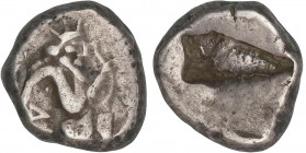 GREEK COINS
Siclo. 450-330 a.C. LYDIA. Anv.: Arquero arrodillado a derecha. Rev.: Punzón oblongo. 5,6 grs. AR. Se-4683. MBC-.