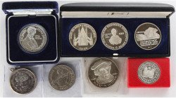 WORLD LOTS AND COLLECTIONS
Lote 2 monedas y 6 medalla de plata. s. XX. AR. Resto final de colección. Contiene medalla en estuches originales, con cer...