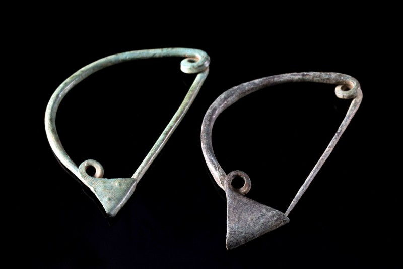 Lot of 2 Greek Bronze Fibulae, c. 5th-4th century BC (6.3-6.4cm). Toga brooch wi...