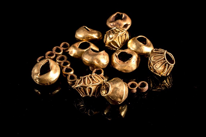 Hellenistic-Roman Gold Beads with different shapes and elements of jewellery, c....