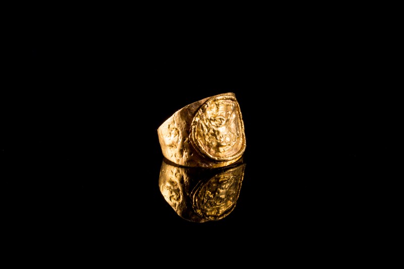 Roman Gold Finger Ring with "Dextrarum iunctio", c. 2nd-3rd century AD (1.8cm). ...