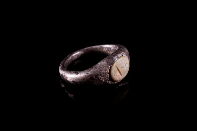 Roman Bronze Finger Ring with white Intaglio, c. 2nd-3rd century AD (2,1cm). Sta...