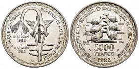 East African States. 5000 francs. 1982. (Km-11). Ag. 24,90 g. Original luster. Hairlines. Almost UNC. Est...25,00. 


 SPANISH DESCRIPTION: Estados...