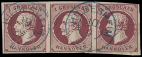 Markenausgaben
Hannover
1859, Kopfausgabe: 1 Groschen weinrot, feiner Druck, farbintensiver waagerechter Dreierstreifen mit sauber und gerade aufges...