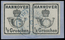 Markenausgaben
Hannover
1864, 1/2 Groschen schwarz, durchstochen, weiße Gummierung, waagerechtes Paar mit kleineren Feldmerkmalen (bei der linken Ma...