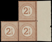 Brustschilde
Deutsches Reich
1874, 2 1/2 auf 2 1/2 Groschen rötlichbraun, postfrischer Dreierblock vom rechten Bogenrand. Eine ungewöhnliche und seh...