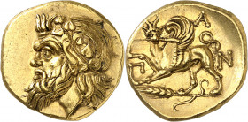 Chersonèse, Panticapée. Statère d’or vers 340-325 av. J.-C., Panticapée.
Av. Tête de Pan à gauche, couronné de lierres. Rv. PAN. Griffon à gauche ten...