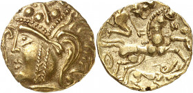 Aulerques Éburovices (IIe siècle av. J.-C.). Quart de statère à la joue tatouée et au loup c.80-50 av. J.-C.
Av. Tête humaine stylisée à gauche, la j...